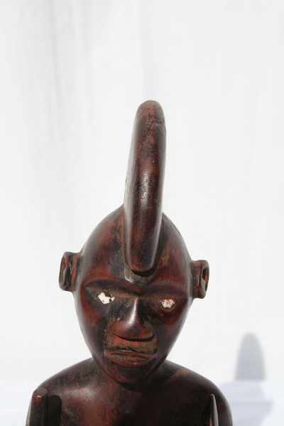 Beembe(statuettes), d`afrique : rép.Congo Brazza., statuette Beembe(statuettes), masque ancien africain Beembe(statuettes), art du rép.Congo Brazza. - Art Africain, collection privées Belgique. Statue africaine de la tribu des Beembe(statuettes), provenant du rép.Congo Brazza., 1556/2003k.Statuette Beembe H.21cm.Ancêtre guerrier debout tenant un fusil dans la main droite et un poignard dans la main gauche. Une crête sur la tête et de belles scarifications sur l